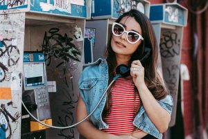 How To Wear Cat-Eye Glasses For Stylish, Retro Look?